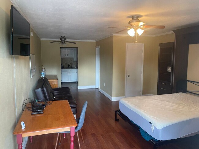 Foto del edificio - Furnished  Studio Condominium on Campus