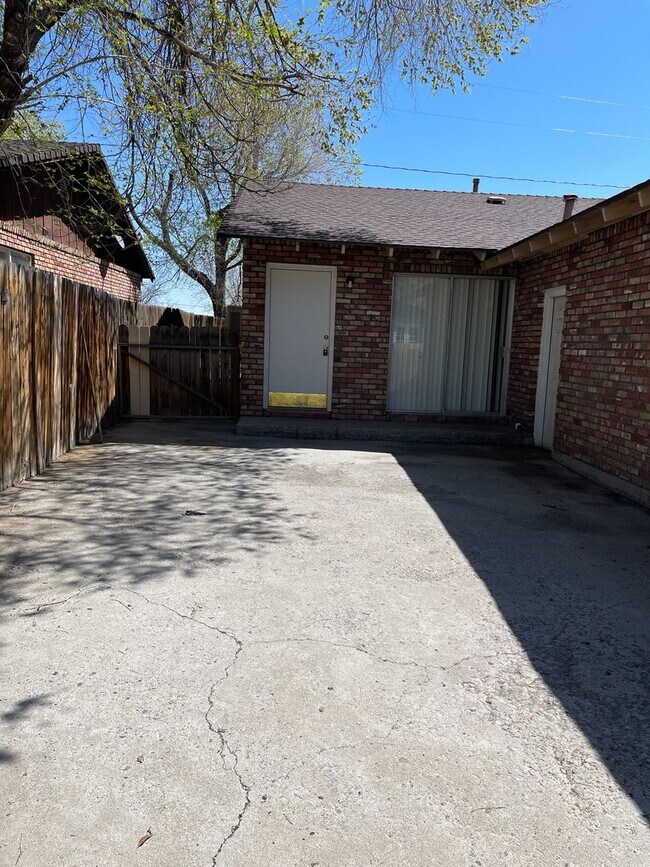 Foto del edificio - Clean 2 bedroom Duplex Near UNR