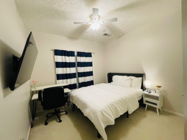Building Photo - 11 Silverdale Cove