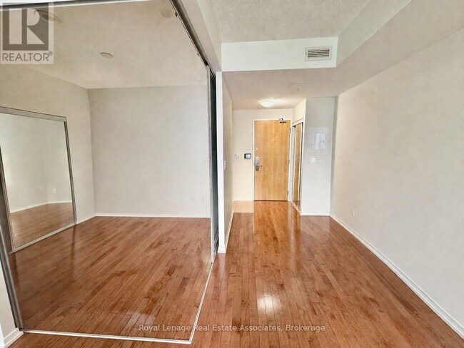 Photo du bâtiment - 65 Bremner Blvd