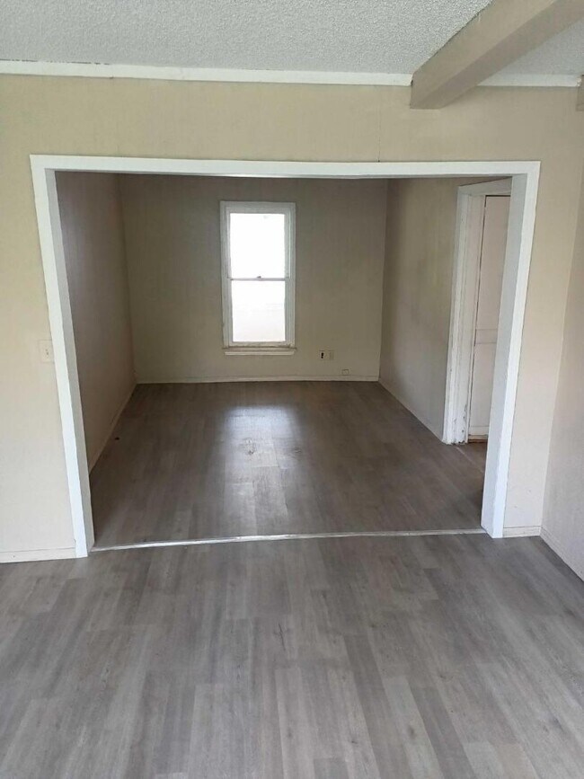 Foto del edificio - 839 E 2nd St