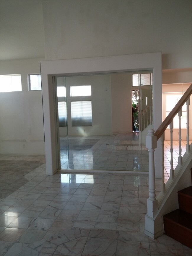 Foto del edificio - BEAUTIFUL 4 BEDROOM 3 BATHROOM 3 CAR GARAG...