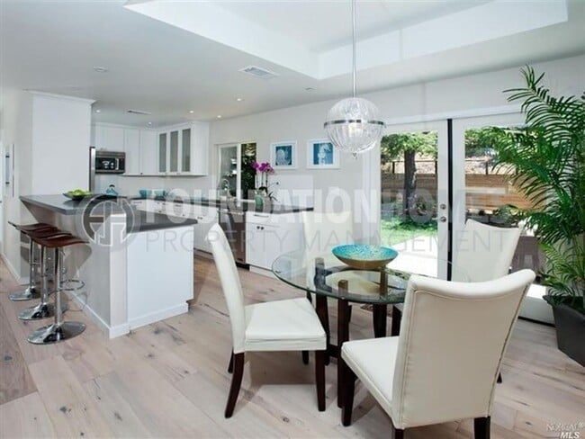 Building Photo - Remodeled 4BD/2BA in Prime Tiburon Locatio...