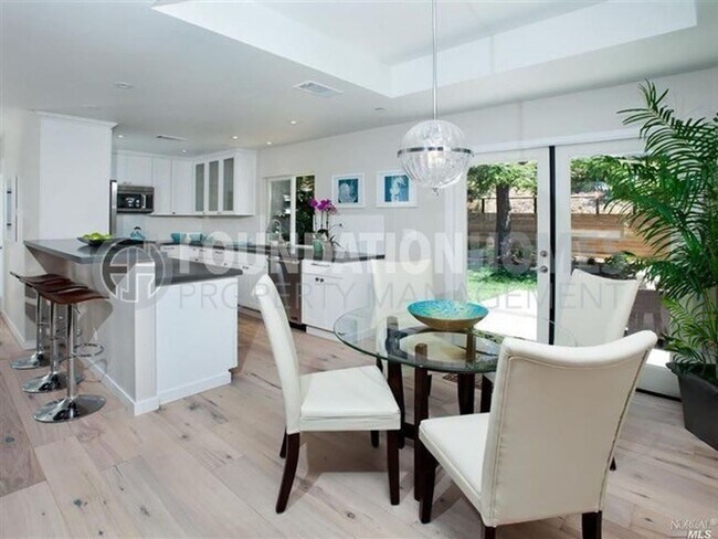 Foto del edificio - Remodeled 4BD/2BA in Prime Tiburon Locatio...