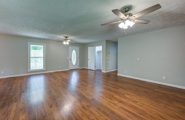 Building Photo - 174 Hickory Hollow Dr