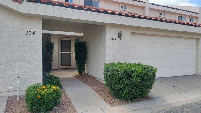 Foto del edificio - Beautiful townhome in gated community!