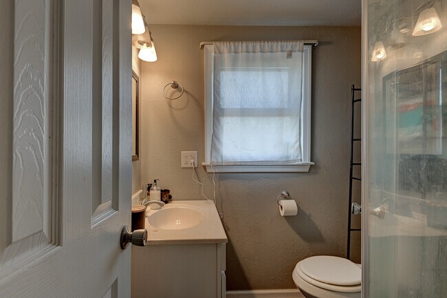 Bathroom - 1001 S Duncan St