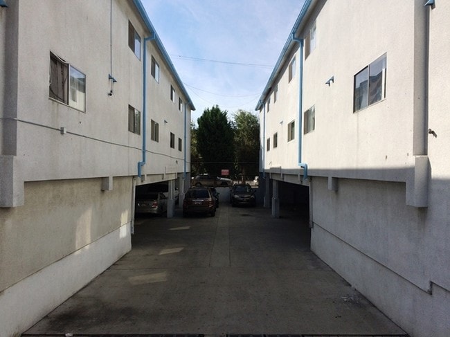 Building Photo - 2315 W 54th St