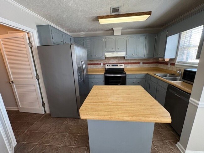 Building Photo - 3909 Almon Dr