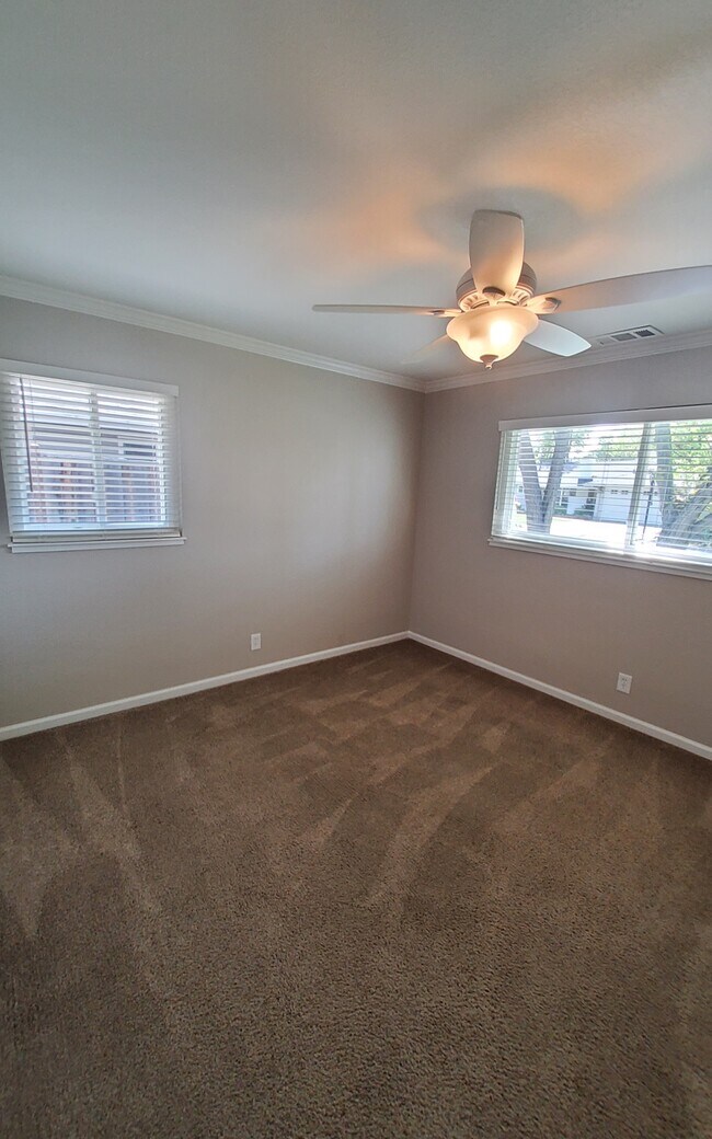 Building Photo - 1585 Violet Way