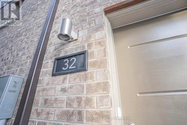 Building Photo - 205 W Oak Trl