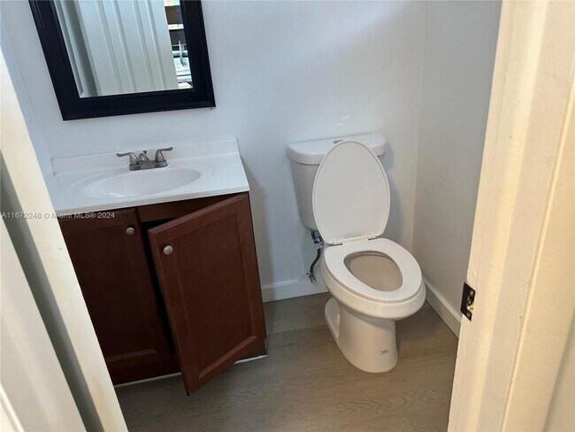 Building Photo - 1 bedroom in Dania FL 33314