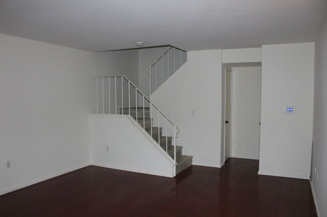 Foto del edificio - Newly Renovated Anaheim Townhome For Lease