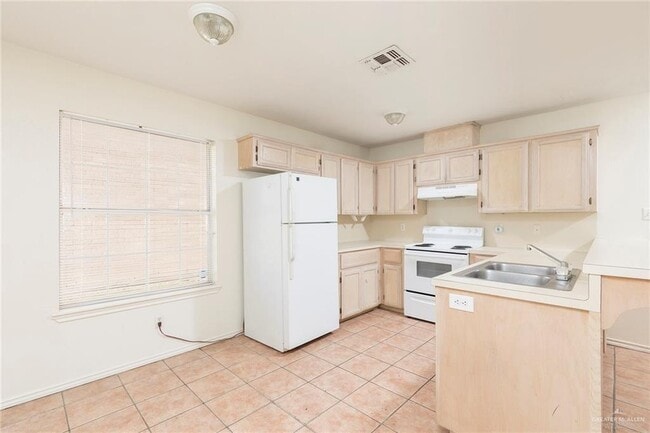 Building Photo - 13 Ulex Ave