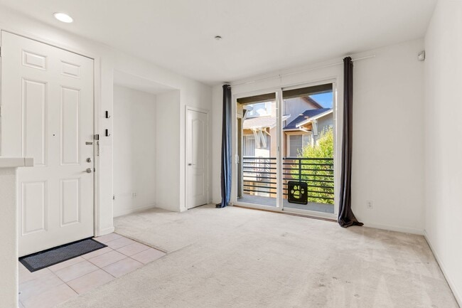 Modern, Private 2 Bed/2 Bath Townhouse wit... - Modern, Private 2 Bed/2 Bath Townhouse wit...