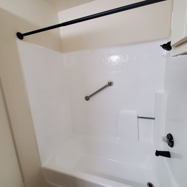 Shower - 351 N Ford Ave
