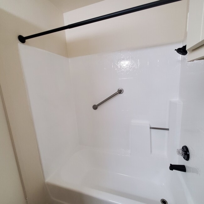 Shower - 351 N Ford Ave