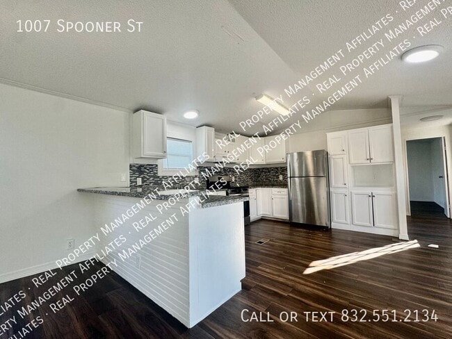 Building Photo - 1007 Spooner St