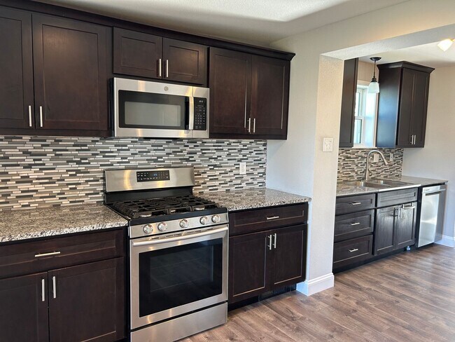 Foto del edificio - Modern Renovation in Sought-After Area