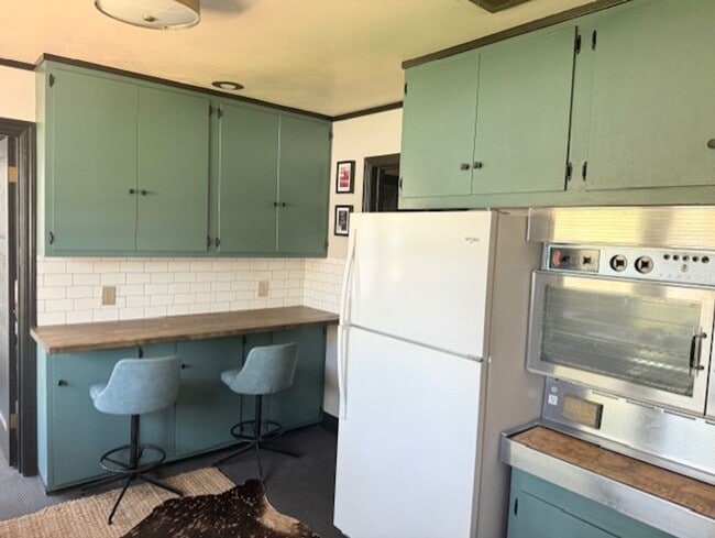 Building Photo - Furnished 3 Bedroom Downtown Home On Corne...