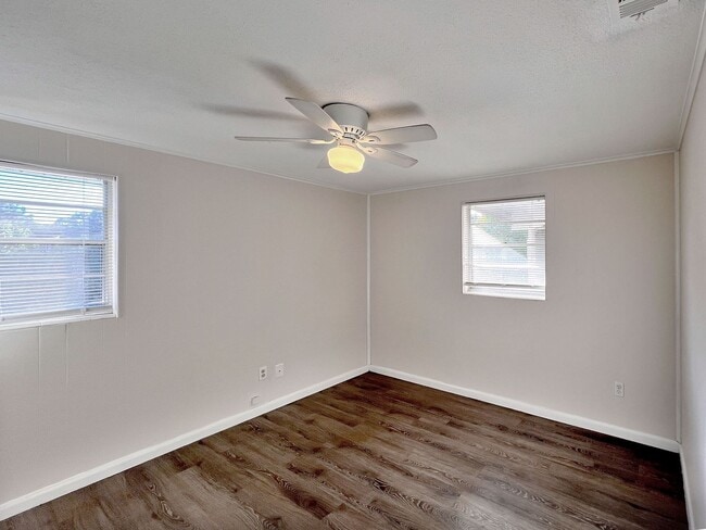 Foto del edificio - 907 Lake Jessie Dr