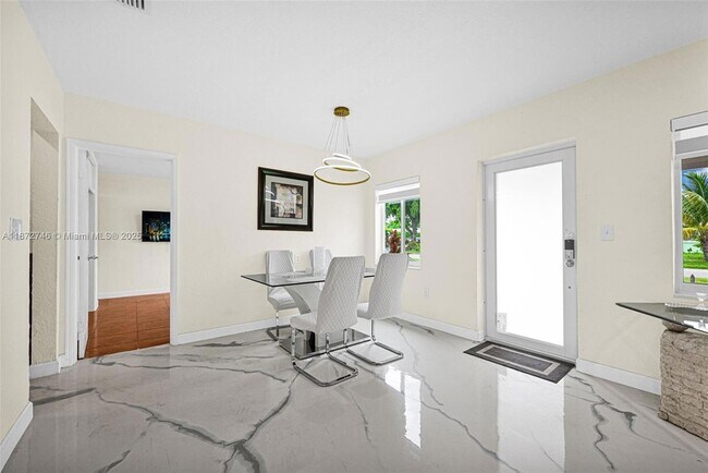 Foto del edificio - 6840 SW 26th Ct