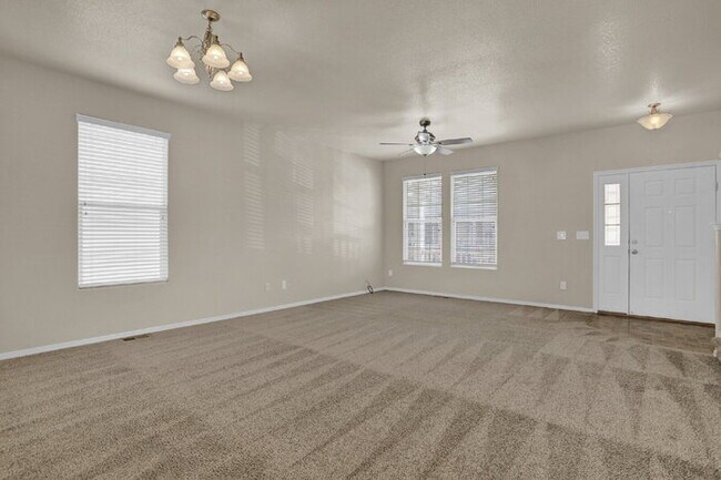 Foto del edificio - Spacious 3-Bed End-Unit Townhome with Moun...