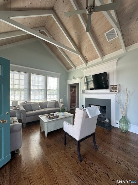 Foto del edificio - 664 Fairfield Beach Rd