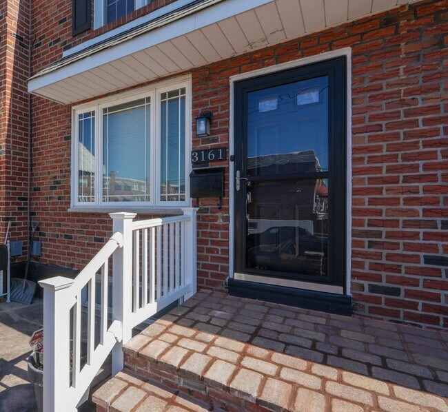 Building Photo - Packer Park Beauty with Deck!