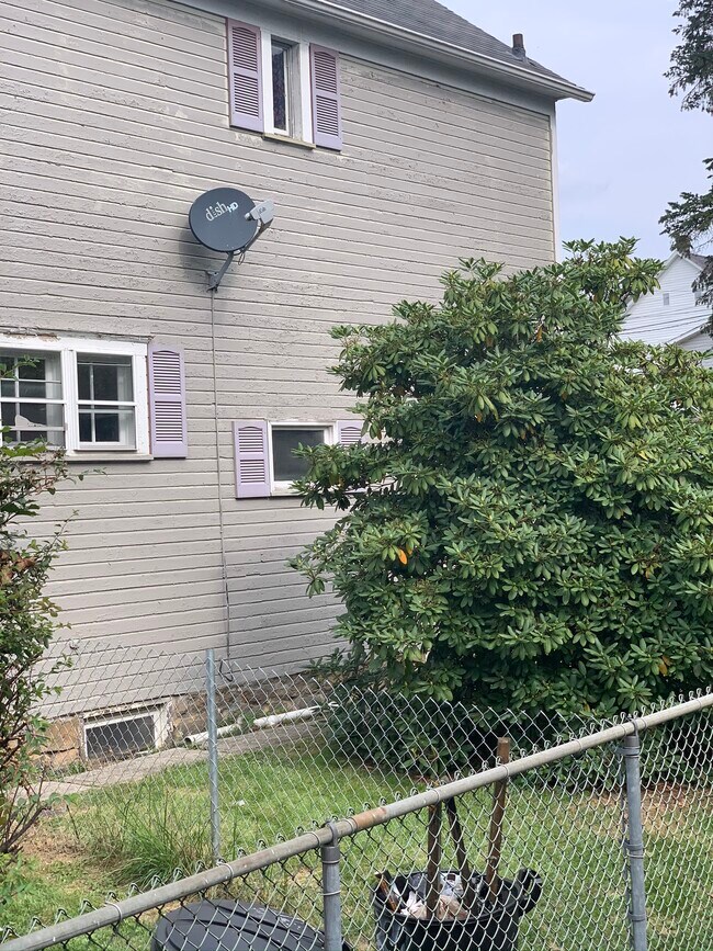 Building Photo - 524 Russell Ave