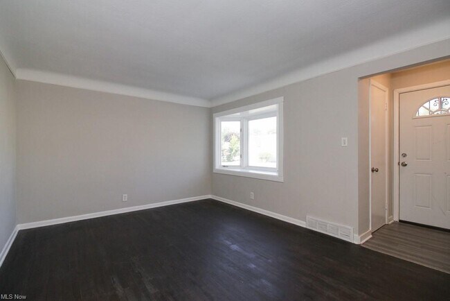 Foto del edificio - 5545 Elmwood Ave