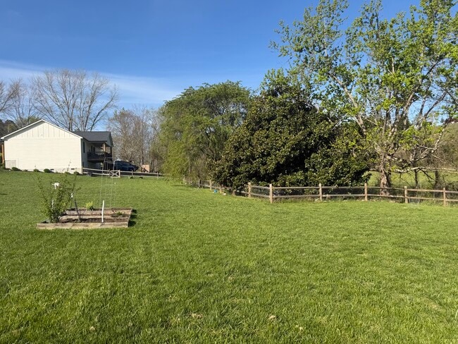 Foto del edificio - 923 Newfound Rd