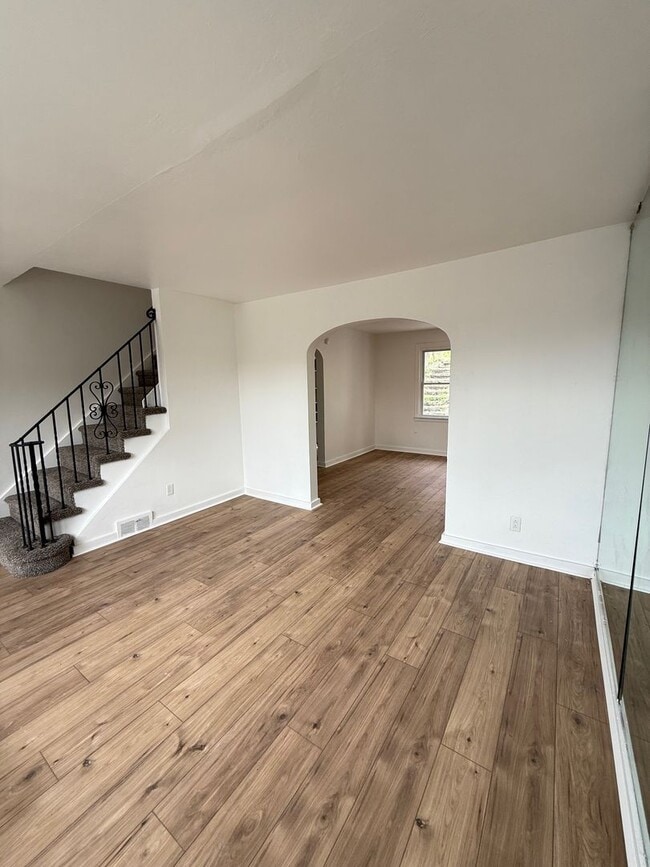 Foto del edificio - Newly Renovated 3 Bedroom in Swissvale- Spacious Single Family Home!