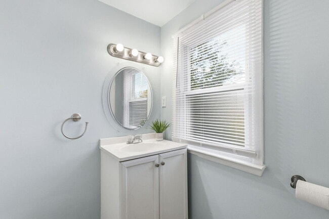 Building Photo - 314 W Muir Ave