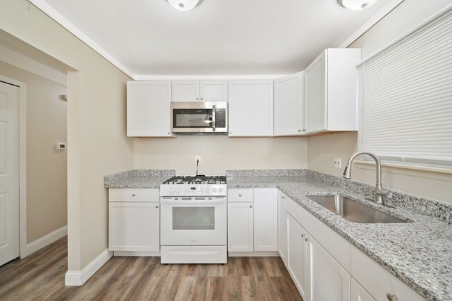 Building Photo - Updated 3 Bedroom Ranch with Basement!!