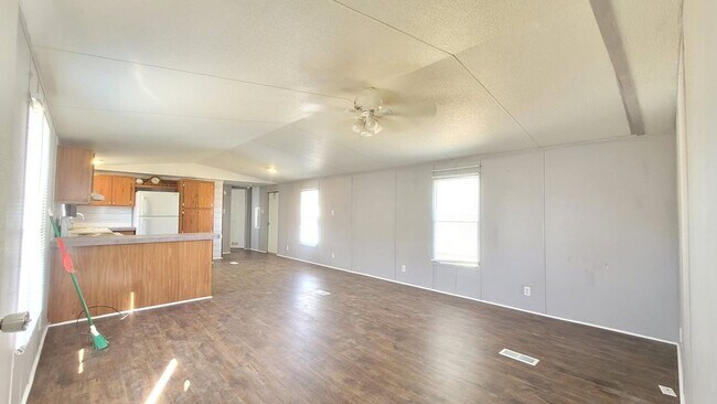 Foto del edificio - Mobile Home with a Double Carport in Comma...