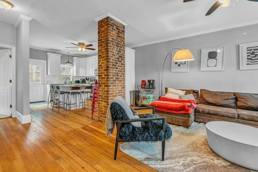 Primary Photo - 210 W 8th St