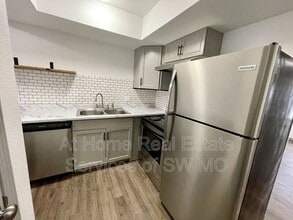 Building Photo - 1438 E Elm St