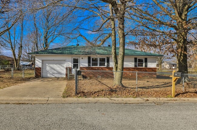 Building Photo - REMODELED 3 Bedroom | 1 Bathroom | 1 Car Garage HOME in EXETER, MO | PETS WELCOME