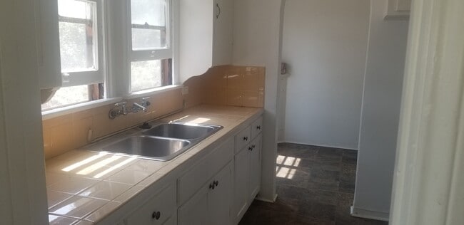 kitchen - 1278 S Burnside Ave