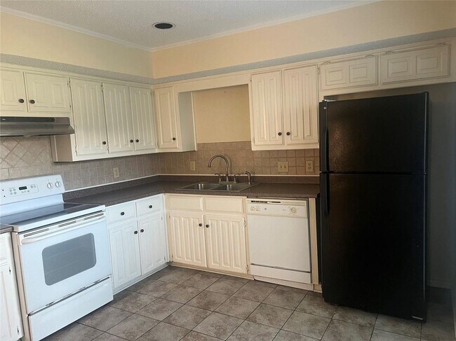 Building Photo - 1 Lakeway Dr