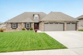 Building Photo - 4662 Oneida Dr
