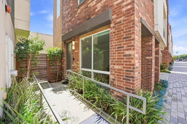 Foto del edificio - Detached Townhome - Private Roof Deck - With 360 Panoramic Views