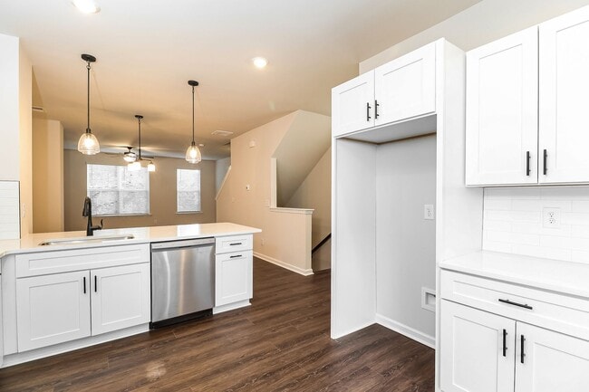 Foto del edificio - Beautiful 3BR 3.5BA Townhome w/ Full Appliance Kitchen Garage Parking in University