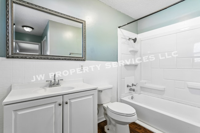 Building Photo - 206 Sunset Dr