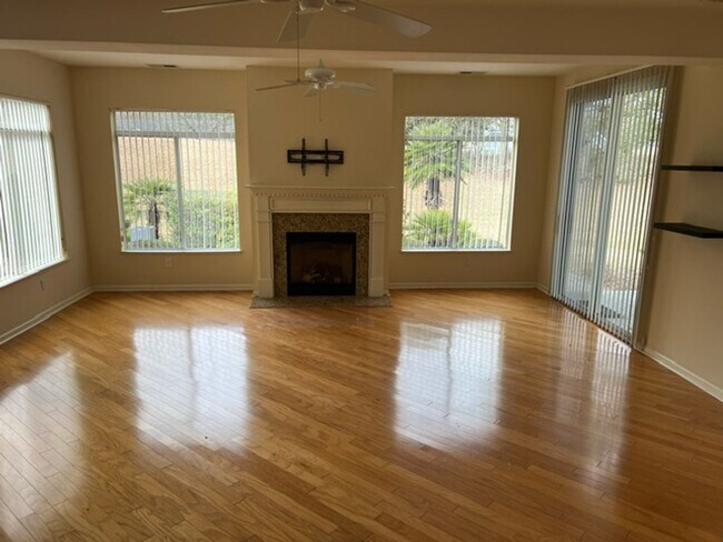 Building Photo - Wonderful, open, 2 bedroom home.