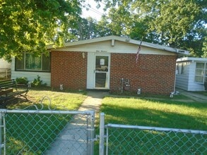 Building Photo - 300 Gloucester Dr