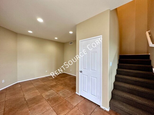 Foto del edificio - 3 Bedroom Townhome for Rent in Valencia Ga...