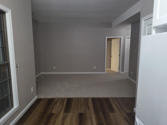 Building Photo - 96 Poquonock Ave