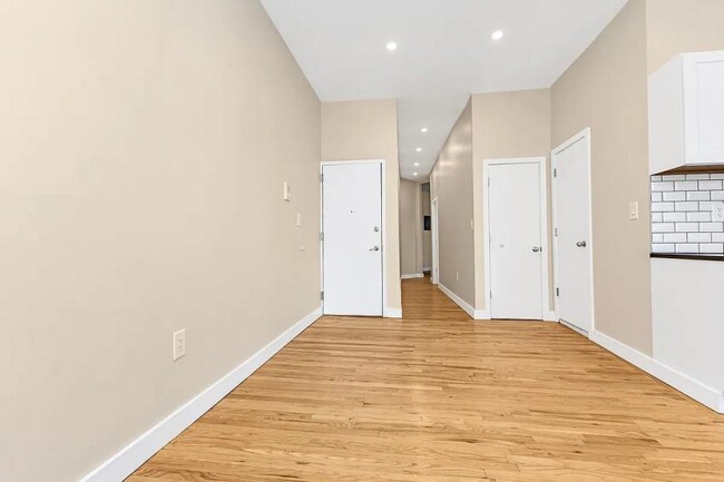 Building Photo - 3 bedroom in BROOKLYN NY 11206